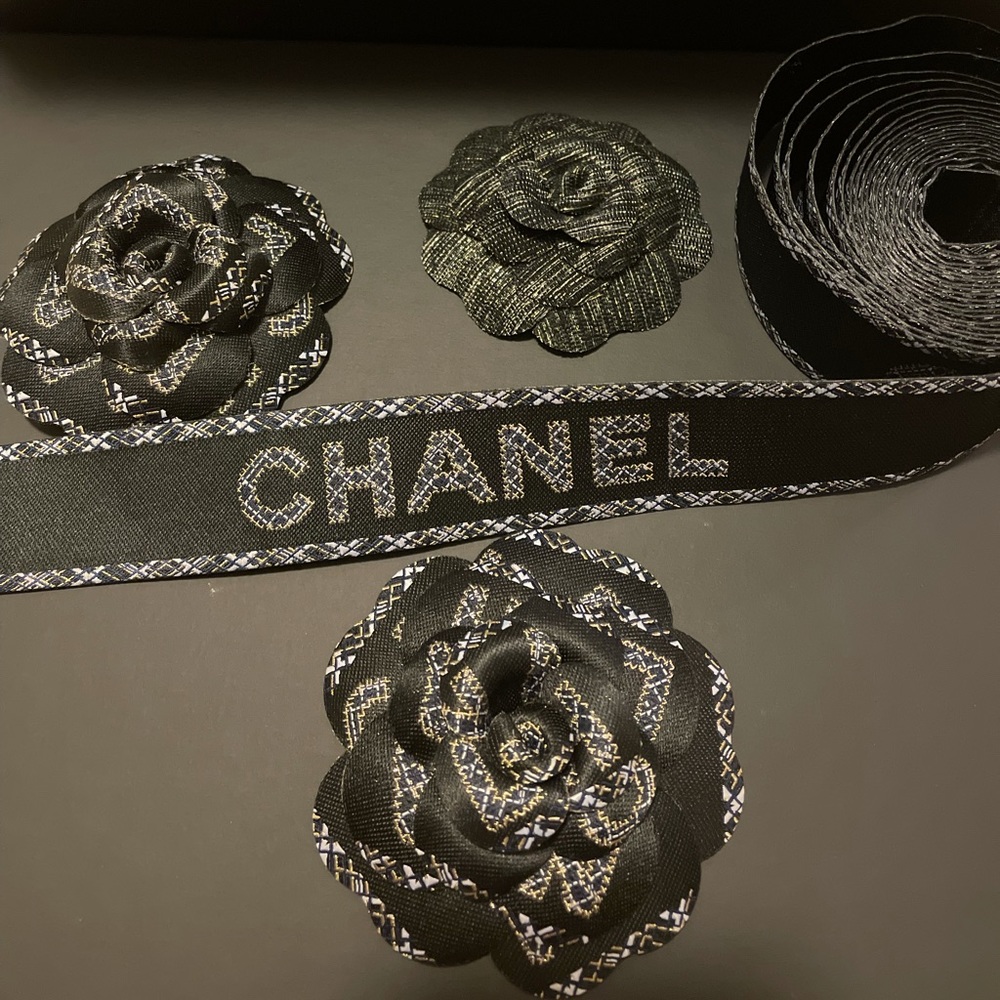 Chanel camellia and ribbon holiday assortment - Picture 2 of 3